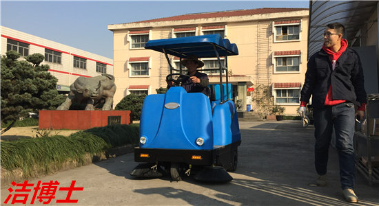 電動(dòng)掃地車 電動(dòng)掃地車